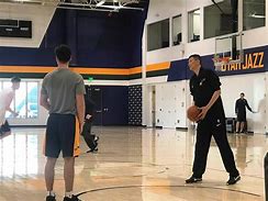 赛前犹他爵士调整名单以备社区盾,手感冰凉环节打磨,赛场秩序良好,纪律约束更严格 赛前犹他爵士调整名单以备社区盾,手感冰凉环节打磨,赛场秩序良好,纪律约束更严格